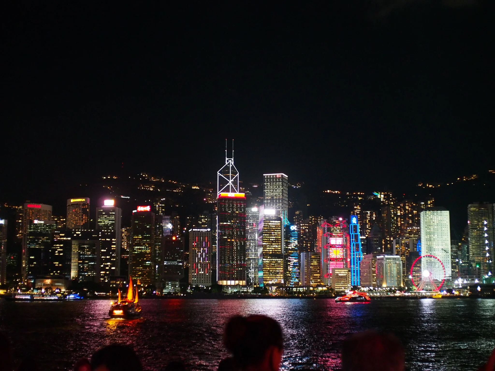 Beleuchtete Skyline von Hong Kong am Victoria Harbour bei Nacht