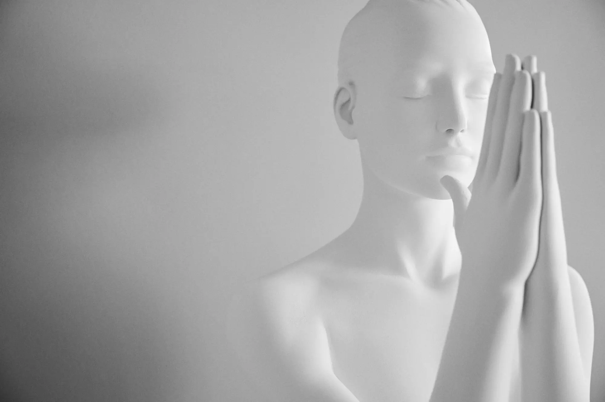 Weiße Schaufensterfigur von Vertex mit erhobenen Händen